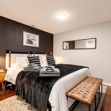 Adorable 2-Bedroom Modern Basement DEN Exterior foto