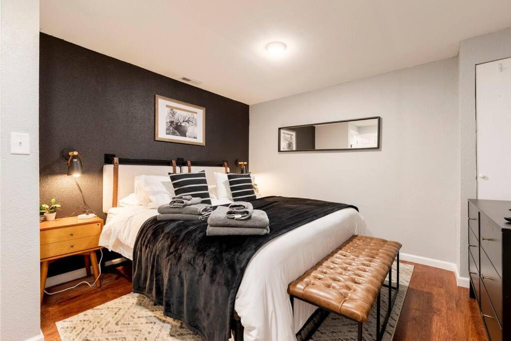 Adorable 2-Bedroom Modern Basement DEN Exterior foto