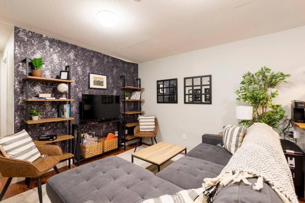 Adorable 2-Bedroom Modern Basement DEN Exterior foto